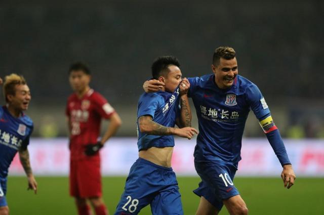 kaiyv体育官网-吴曦加盟申花拥有三核中场 国足队长坐哪把交椅？